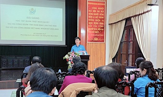 Ông Vũ Quang Huy - Phó Chủ tịch LĐLĐ tỉnh Nam Định truyền đạt nội dung các nghị quyết tới cán bộ công đoàn. Ảnh: CĐNĐ