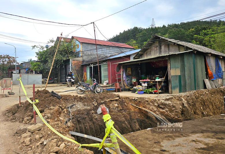 Bà L.T.H ở xã Trung Đồng, huyện Tân Uyên, tỉnh Lai Châu cho biết, việc ùn tắc giao thông thường xuyên xảy ra trong quá trình thi công đường. Thậm chí đất đá, vật liệu xây dựng đổ ngổn ngang trước cửa nhà dân.
