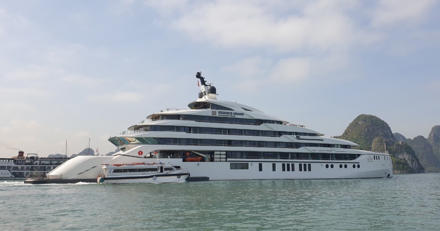 Tàu Essence Grand 1 đang hoạt động trên vịnh Hạ Long. Ảnh: Nguyễn Hùng
