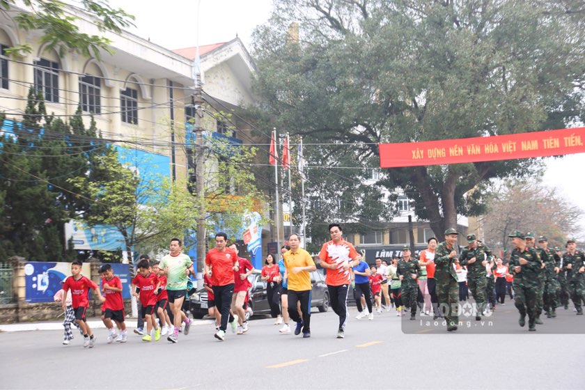 Hơn 1.500 người tham gia Ngày chạy Olympic vì sức khỏe toàn dân năm 2024 tại Quảng trường Nguyễn Tất Thành (TP Tuyên Quang).