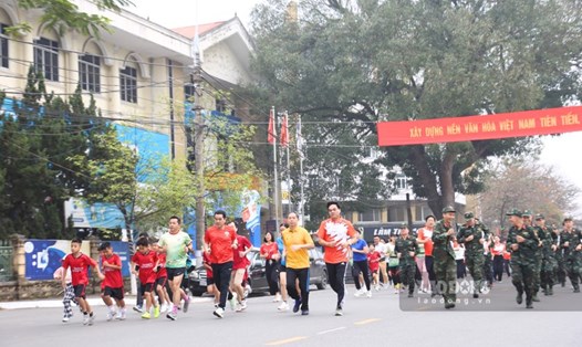 Hơn 1.500 người tham gia Ngày chạy Olympic vì sức khỏe toàn dân năm 2024 tại Quảng trường Nguyễn Tất Thành (TP Tuyên Quang).