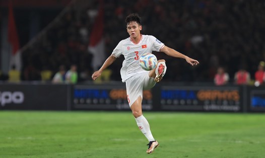 Minh Trọng mắc sai lầm khiến tuyển Việt Nam thua trận trước Indonesia trên sân Gelora Bung Karno. Ảnh: Minh Dân
