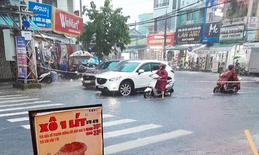 Mưa lớn tại TP Đà Nẵng ngày càng diễn biến phức tạp, không theo quy luật. Ảnh: Thùy Trang