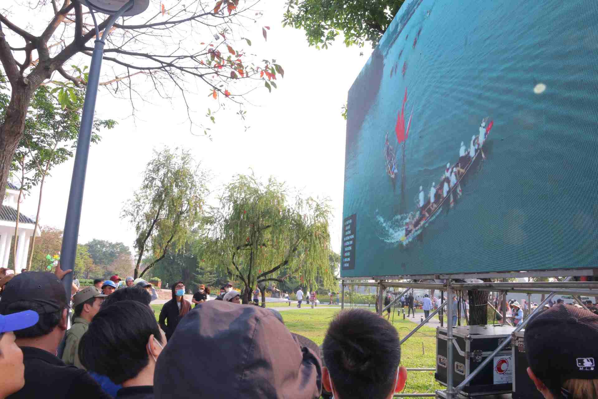 Hàng ngàn khán giả xem qua màn hình lớn được bố trí tại công viên Trịnh Công Sơn. 