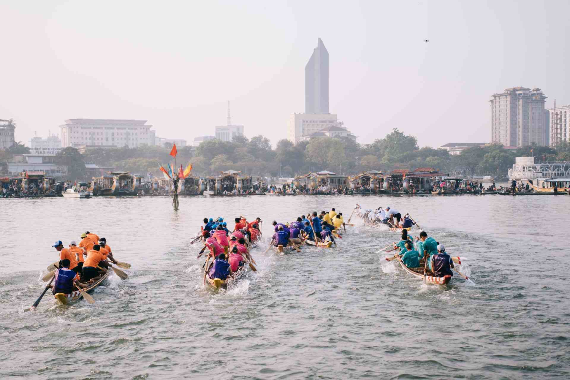Trong đó, các đội đua bơi 03 vè: Vè Thượng trên sông Đông Ba, Vè Rốn và Vè Hạ trên sông Hương. 