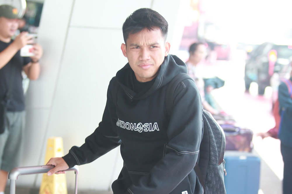 Đội tuyển Indonesia sẽ di chuyển bằng chuyên cơ riêng đến Hà Nội. Các học trò của huấn luyện viên Shin Tae-yong không mất quá nhiều thời gian để làm thủ tục trước khi bay.
