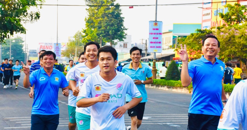 Các đại biểu và toàn thể cán bộ, chiến sĩ Công an của tỉnh Bến Tre chạy với quãng đường 1.500m trên các tuyến đường thuộc khu vực phường 7 (TP Bến Tre, tỉnh Bến Tre).