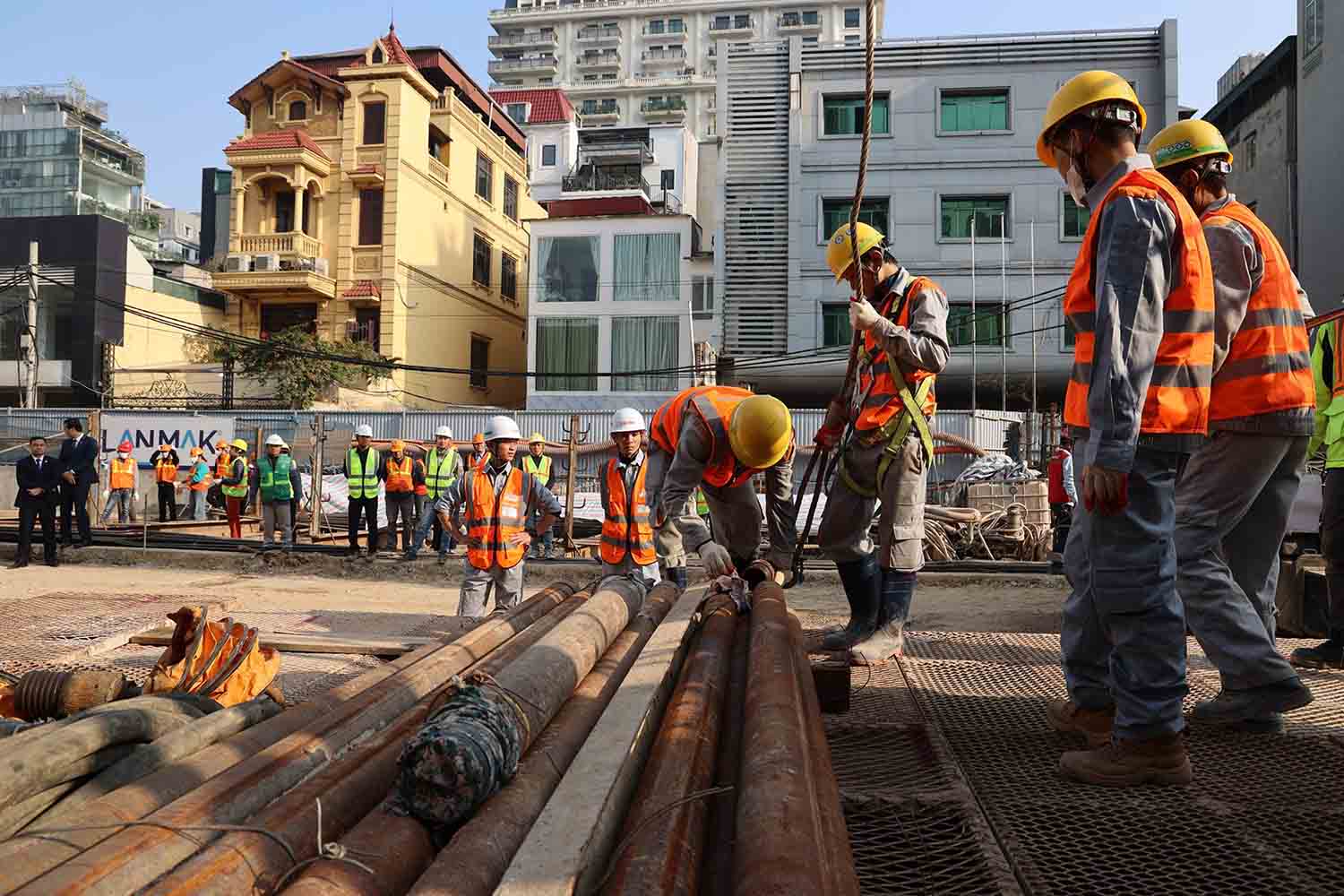 Công nhân thi công dự án đường sắt đô thị Nhổn - ga Hà Nội. Ảnh: Phạm Đông