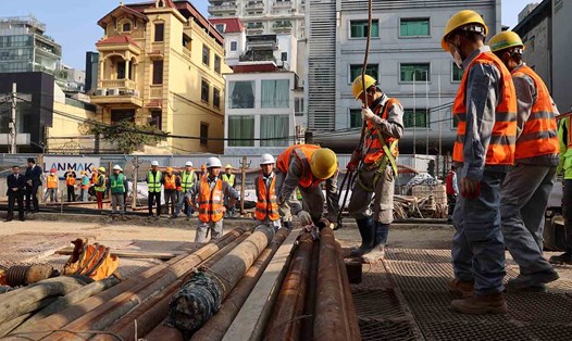 Công nhân thi công dự án đường sắt đô thị Nhổn - ga Hà Nội. Ảnh: Phạm Đông