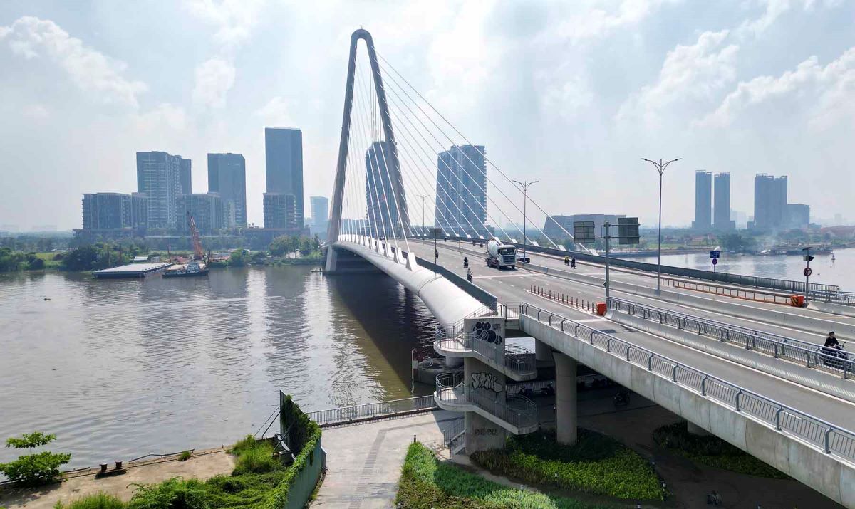Cầu Ba Son trước đó có tên là cầu Thủ Thiêm 2, được khánh thành, thông xe vào ngày 28.4.2022, bắc qua sông Sài Gòn nối quận 1 với TP Thủ Đức. Tổng vốn đầu tư 3.100 tỉ đồng. Sau khi đưa vào hoạt động, nhiều người dân, du khách đến cầu chiêm ngưỡng, chụp hình kỷ niệm.