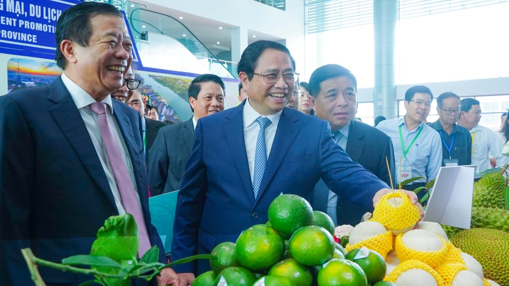 Thủ tướng Chính phủ Phạm Minh Chính cùng đại biểu tham quan khu gian hàng trưng bày sản phẩm đặc trưng của địa phương. Ảnh: Tạ Quang