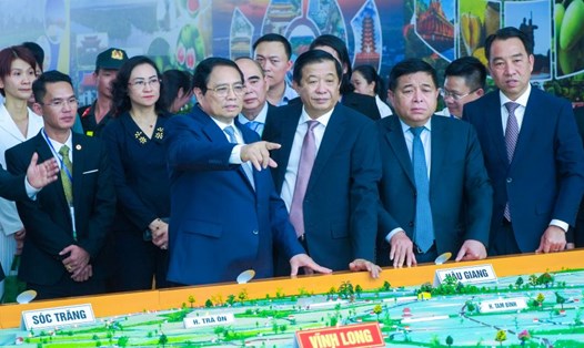 Thủ tướng Chính phủ Phạm Minh Chính xem mô hình quy hoạch tỉnh Vĩnh Long. Ảnh: Tạ Quang 