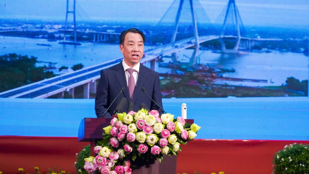 Chủ tịch UBND tỉnh Vĩnh Long Lữ Quang Ngời phát biểu tại hội nghị. Ảnh: Tạ Quang