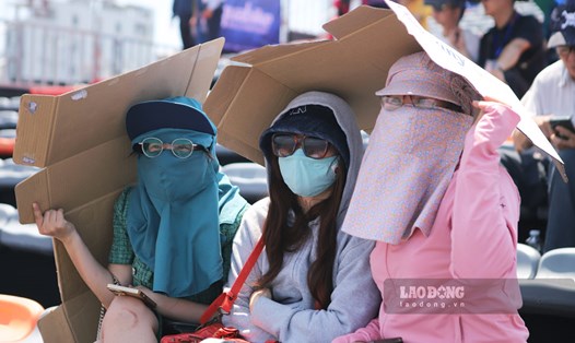 Khán giả đội nắng xem "vũ công cưỡi sóng” tranh tài giải đua mô tô nước ở Bình Định. Ảnh: Hoài Luân