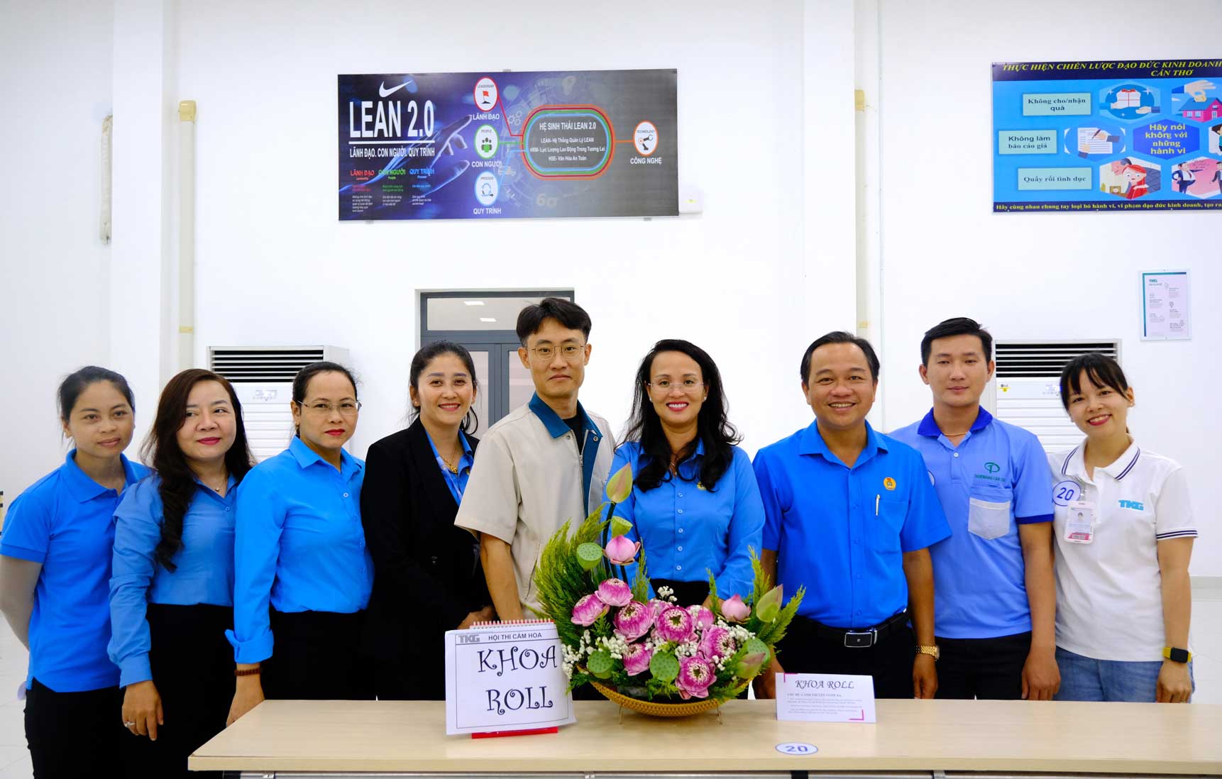 Hội thi cắm hoa chào mừng Kỉ niệm 95 năm Ngày thành lập Công đoàn Việt Nam. Ảnh: Yến Phương