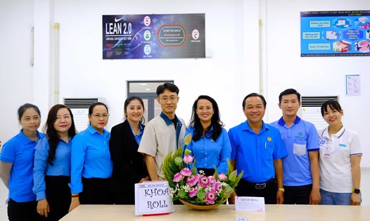Hội thi cắm hoa chào mừng Kỉ niệm 95 năm Ngày thành lập Công đoàn Việt Nam. Ảnh: Yến Phương