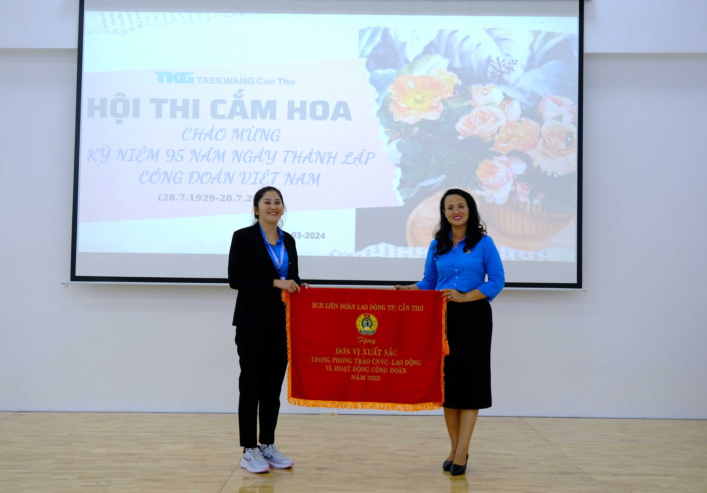 Bà Lê Thị Sương Mai - Chủ tịch LĐLĐ TP Cần Thơ trao cờ thi đua xuất sắc cho Công đoàn cơ sở.