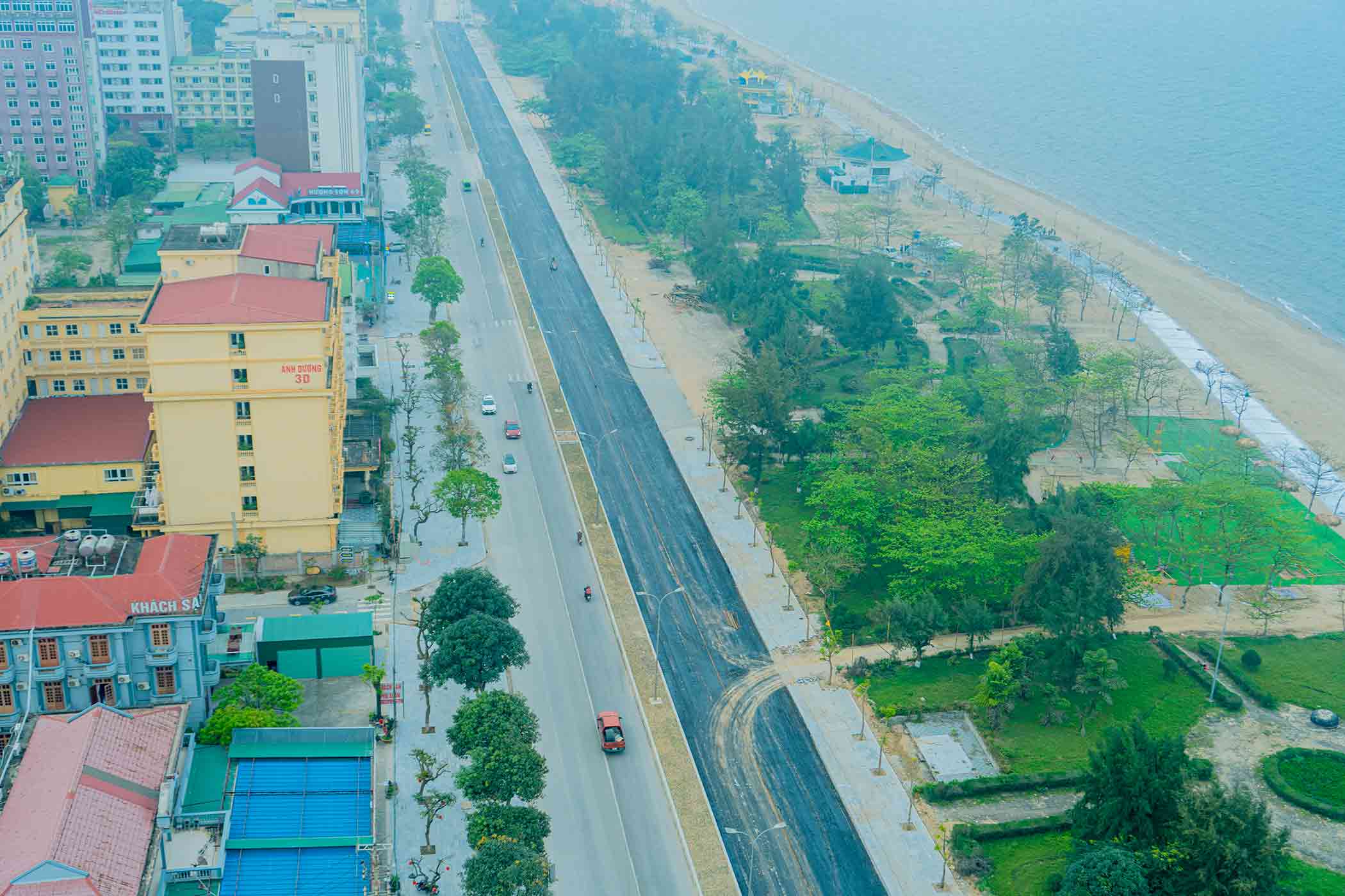 Là con đường huyết mạch của du lịch Cửa Lò, đường Bình Minh dài 7,5km hiện đang được nâng cấp, mở rộng với tổng kinh phí 310 tỉ đồng. 