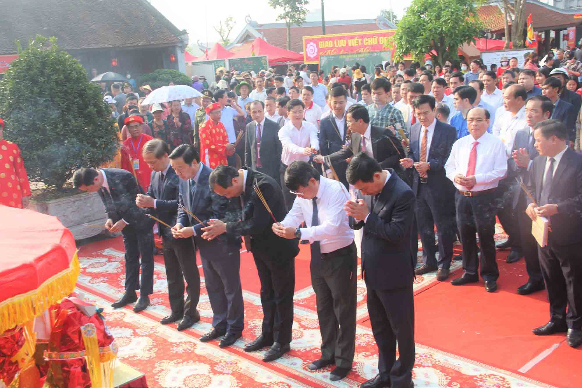 Phó Thủ tướng Chính phủ Trần Hồng Hà cùng các đại biểu tham gia tế lễ tại lễ hội Văn miếu Hà Tĩnh. Ảnh: Trần Tuấn.