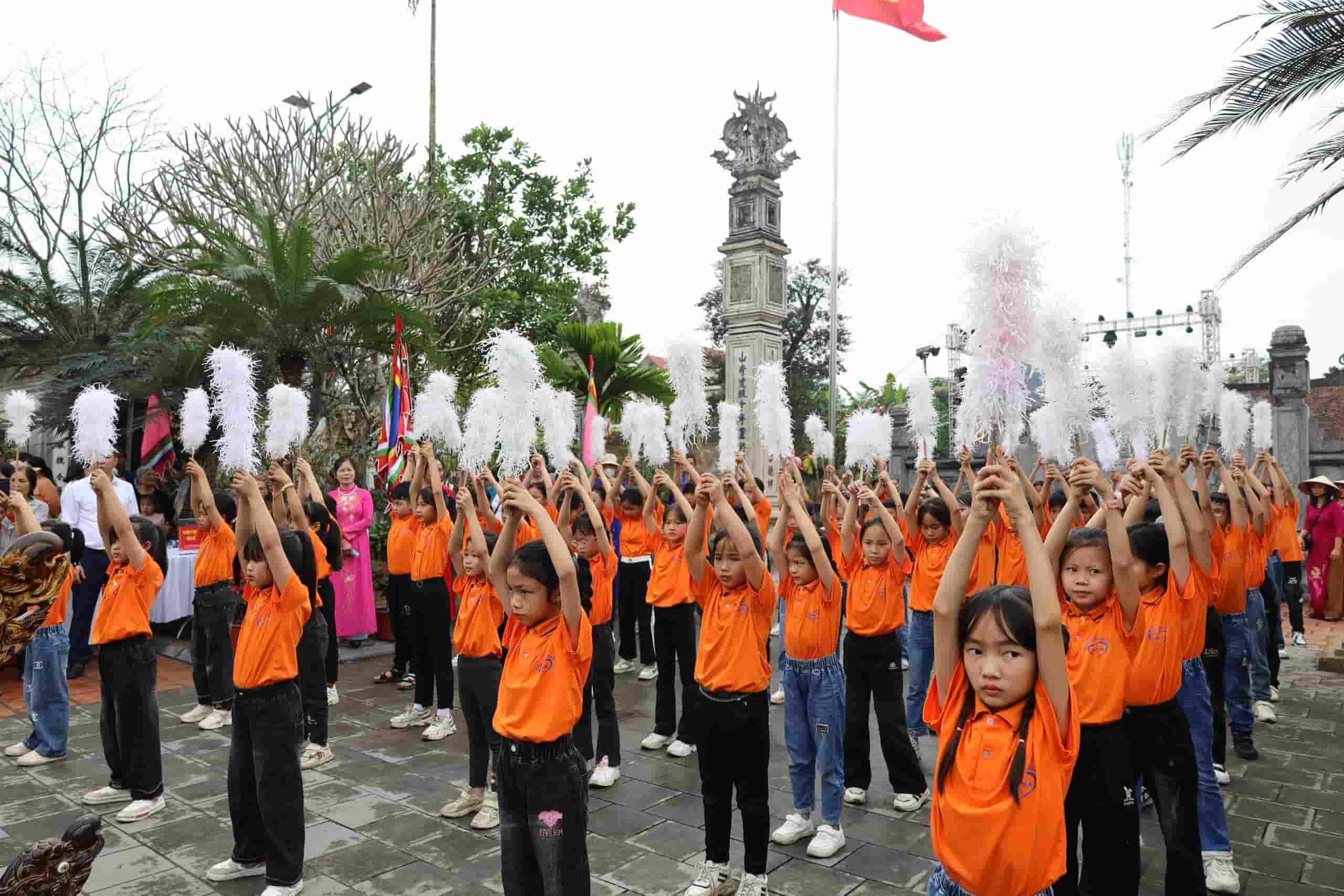 Màn đồng diễn “Vũ điệu cờ lau” của các em học sinh Trường Tiểu học Gia Phương, huyện Gia Viễn, Ninh Bình. Ảnh: Nguyễn Trường