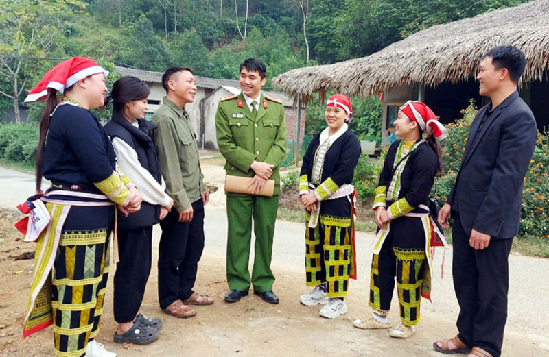 Đại uý Bùi Văn Đức tuyên truyền việc chấp hành pháp luật tới bà con địa bàn. Ảnh tư liệu do Công an tỉnh Lào Cai cung cấp