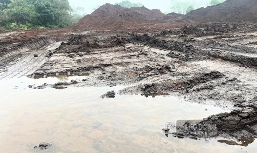 Hàng trăm tấn quặng sắt không được che chắn, phơi mưa nắng tại ga Lương Sơn (TP Sông Công). Ảnh: Việt Bắc