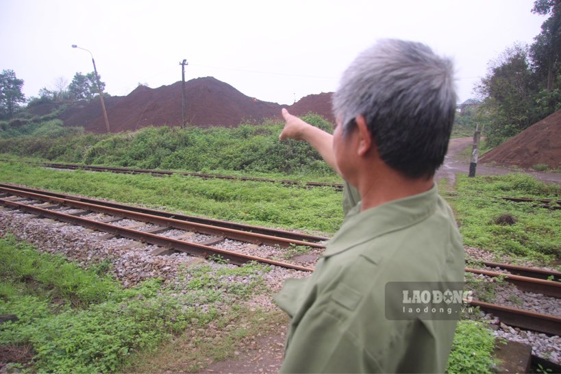 Bãi tập kết quặng tồn tại thời gian dài gần với đường ray xe lửa không có biện pháp che chắn khiến người dân lo lắng. Ảnh: Việt Bắc.