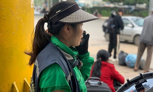 Nữ xe ôm công nghệ ở Hà Nội. Ảnh: Thu Thủy