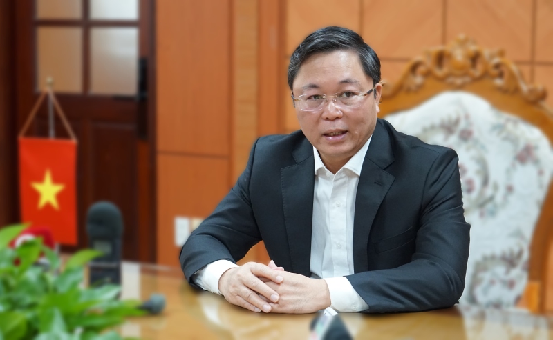 Chủ tịch UBND tỉnh Quảng Nam Lê Trí Thanh trả lời báo chí về quy hoạch thủy điện của tỉnh. Ảnh: Hoàng Bin.