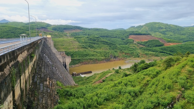 Công trình đập dâng, đập tràn nhà máy thủy điện Sông Tranh 2, huyện Bắc Trà My, tỉnh Quảng Nam vào mùa khô. Ảnh: Hoàng Bin.