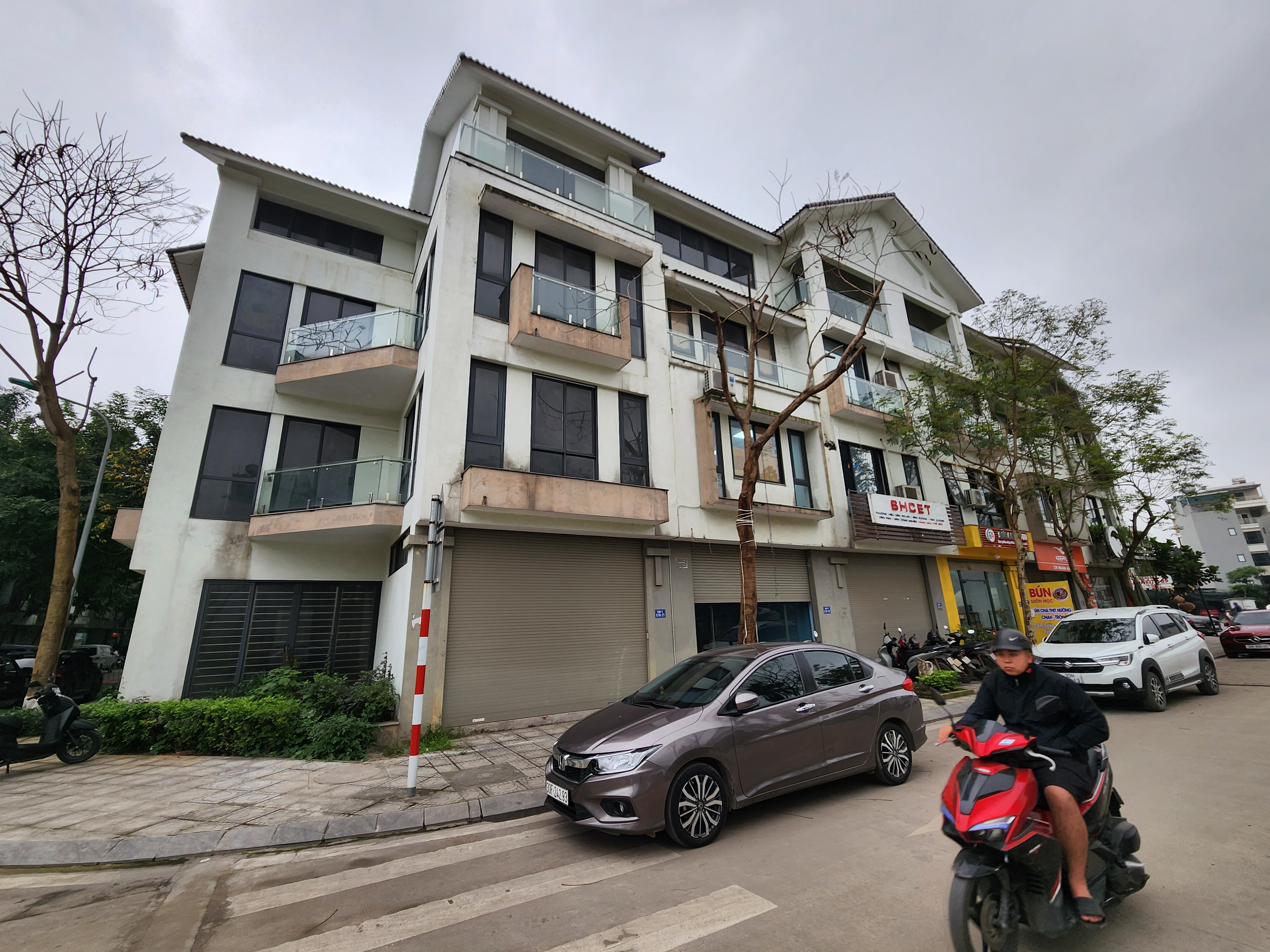 Nhiều phân khúc như nhà ngõ, liền kề, biệt thự ăn theo giá chung cư. Ảnh: Cao Nguyên.