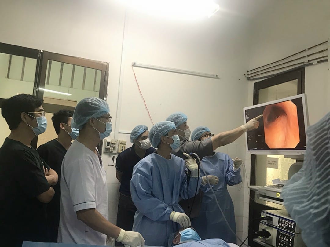 Bác sĩ hội chẩn cho bệnh nhân. Ảnh: BSCC