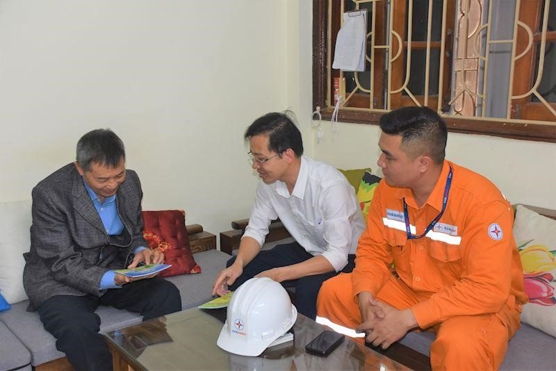 Tuyên truyền tiết kiệm điện đến các hộ gia đình trên địa bàn thành phố. Ảnh: EVNHANOI cung cấp