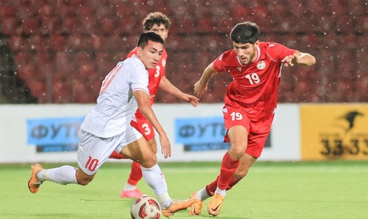 U23 Việt Nam (áo trắng) hoà 0-0 ở trận giao hữu thứ hai với U23 Tajikistan. Ảnh: VFF