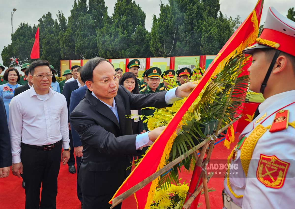 Ông Nguyễn Xuân Ký, Bí thư tỉnh ủy Quảng Ninh dâng hoa tượng đài Chủ tịch Hồ Chí Minh