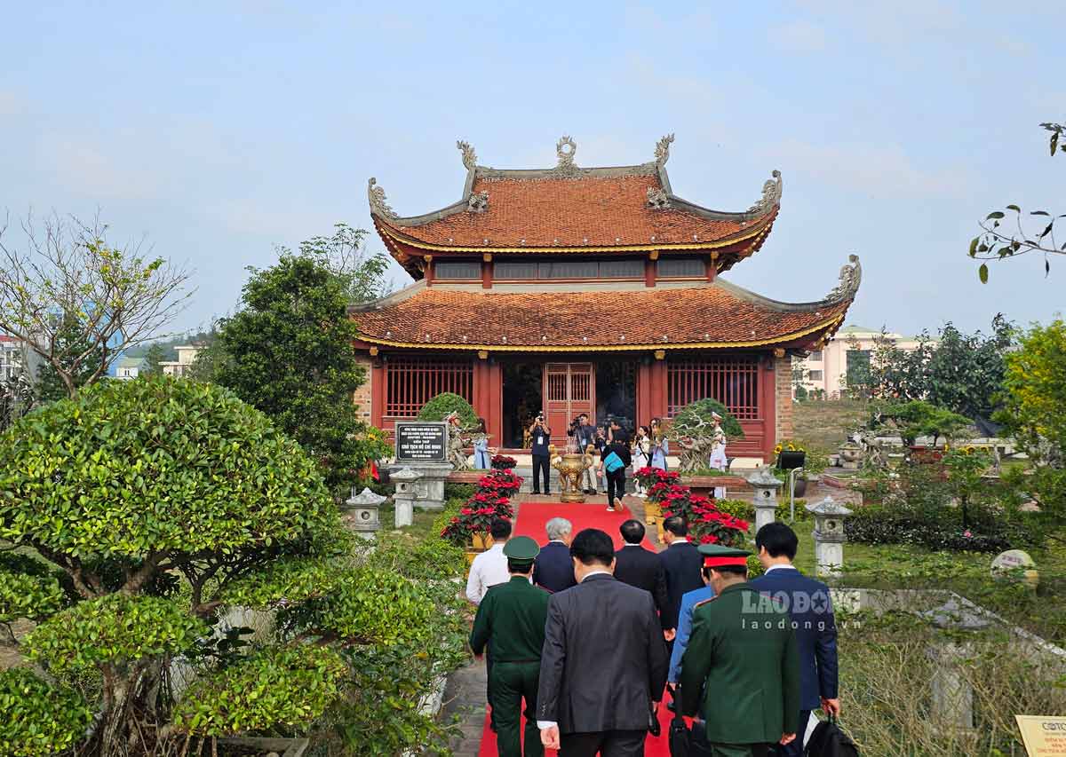 Các đại biểu dâng hương đền thờ Chủ tịch Hồ Chí Minh trên đảo Cô Tô