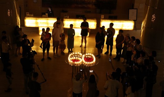 Du khách cùng tham gia sự kiện Giờ Trái đất được khách sạn ở Nha Trang tổ chức. Ảnh: Phương Linh