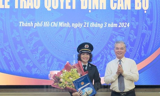 Phó Chủ tịch UBND TPHCM Ngô Minh Châu trao quyết định cho bà Đinh Thị Thu. Ảnh: Thành ủy TPHCM