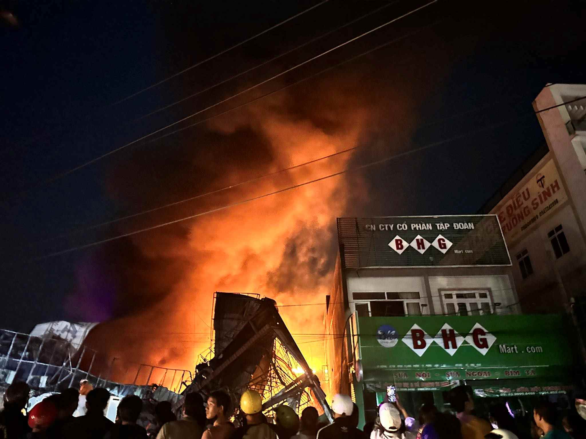 Cháy lớn ở nhà sách trên địa bàn thị xã Phước Long, tỉnh Bình Phước. Ảnh: Bạn đọc cung cấp