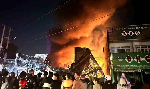 Cháy lớn ở nhà sách trên địa bàn thị xã Phước Long, tỉnh Bình Phước. Ảnh: Bạn đọc cung cấp