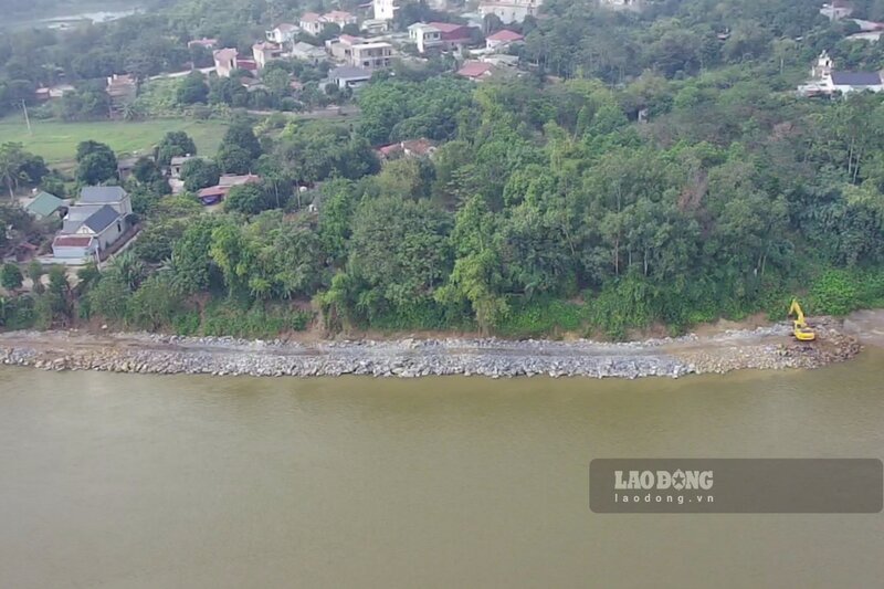 Hàng trăm hộ dân sinh sống ven đê hữu sông Thao đoạn qua địa phận xã Hùng Việt, huyện Cẩm Khê. Ảnh: Tô Công.