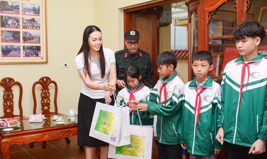 Hoa hậu Bích Hạnh trao quà cho trẻ em có hoàn cảnh khó khăn. Ảnh: Nhân vật cung cấp