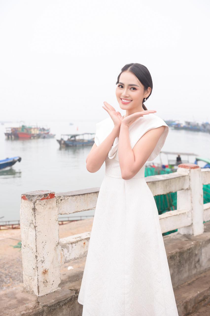 Hoa hậu Bích Hạnh khoe vẻ đẹp rạng ngời tại Quảng Ninh. Ảnh: Nhân vật cung cấp