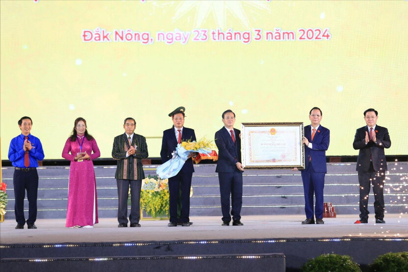 Chủ tịch Quốc hội Vương Đình Huệ trao quyết định tặng thưởng Huân chương Độc lập hạng Nhất cho Đảng bộ, chính quyền và Nhân dân tỉnh Đắk Nông