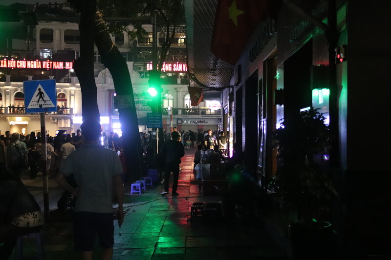 Các hoạt động kinh doanh, buôn bán xung quanh Hồ Gươm tắt điện hưởng ứng Giờ trái đất.