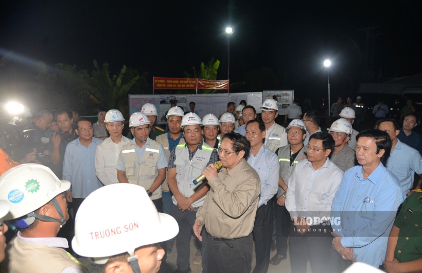 Thủ tướng Chính phủ Phạm Minh Chính - phát biểu tại buổi kiểm tra dự án cầu Rạch Miễu 2. Ảnh: Thành Nhân