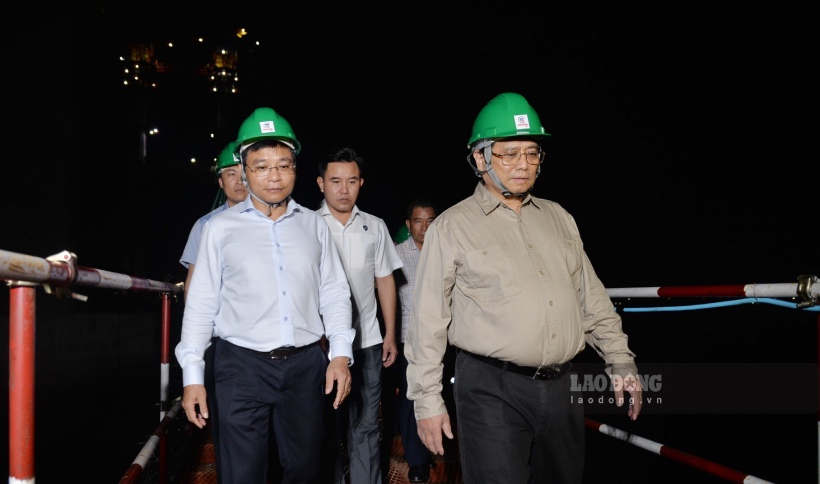 Thủ tướng Chính phủ Phạm Minh Chính (bên phải) kiểm tra công trình dự án cầu Rạch Miễu 2. Ảnh: Thành Nhân