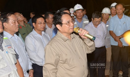 Thủ tướng Chính phủ Phạm Minh Chính kiểm tra công trình dự án cầu Rạch Miễu 2. Ảnh: Thành Nhân