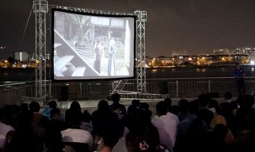 Người dân Đà Nẵng ngồi bệt dưới đất thưởng thức phim Thầu Chín ở Xiêm. Ảnh: Trần Thi