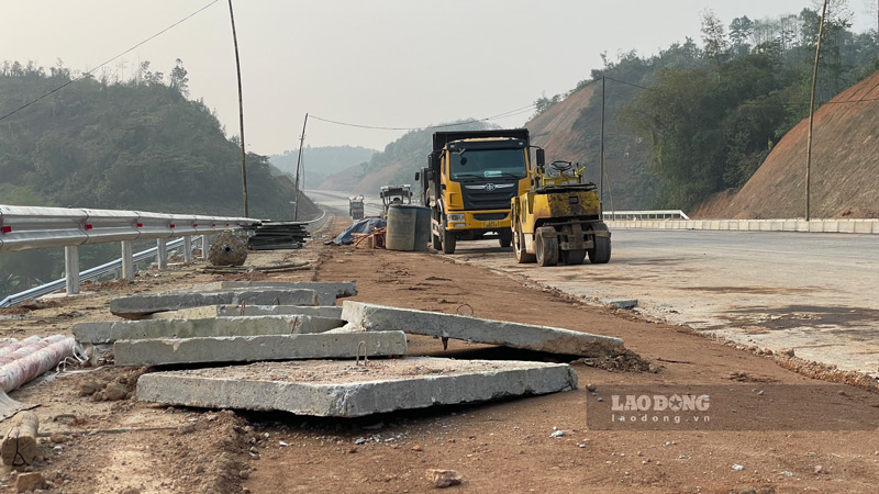 Trong đó, đơn vị thi công gói thầu số 9 là Liên danh Công ty cổ phần Xây dựng giao thông Yên Bái – Công ty cổ phần Đầu tư xây dựng và Thương mại Nam Phong thực hiện, thi công từ km0 đến km2.